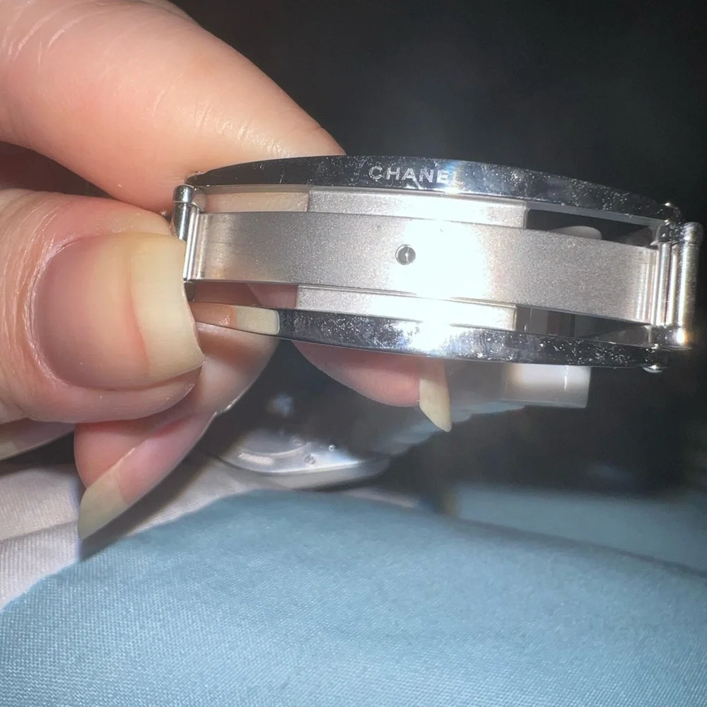 Authentic Chanel J12 watch model H2180 - Picture 2 of 6